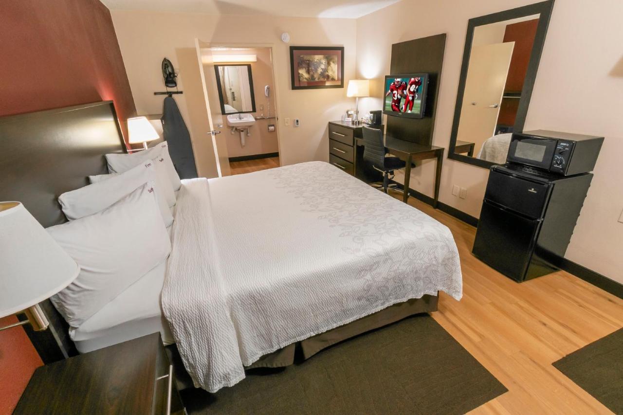 Superior King Room Disability Access Roll-ln Shower Smoke Free at Red Roof Inn PLUS+ Chicago - Willowbrook