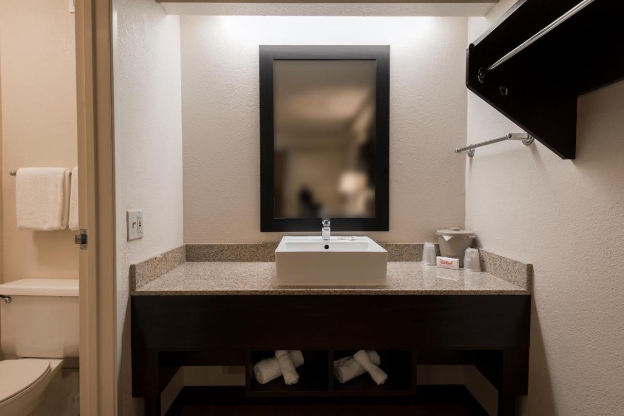 Standard King Room Smoke Free at Red Roof Inn PLUS+ Chicago - Willowbrook