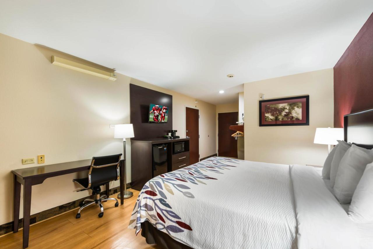 Deluxe King Room - Disability Access/Non-Smoking at Econo Lodge Inn & Suites