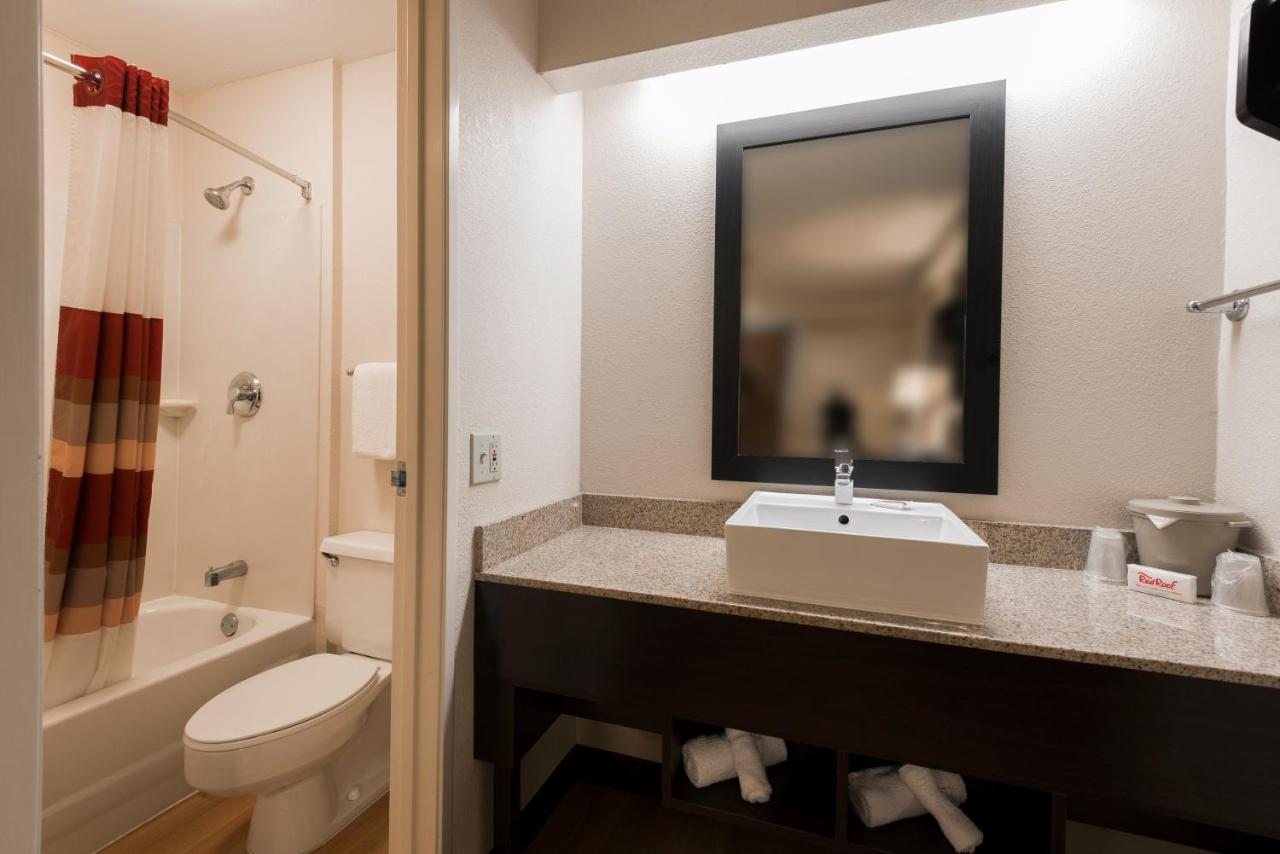 Standard King Room Smoke Free at Red Roof Inn PLUS+ Chicago - Willowbrook