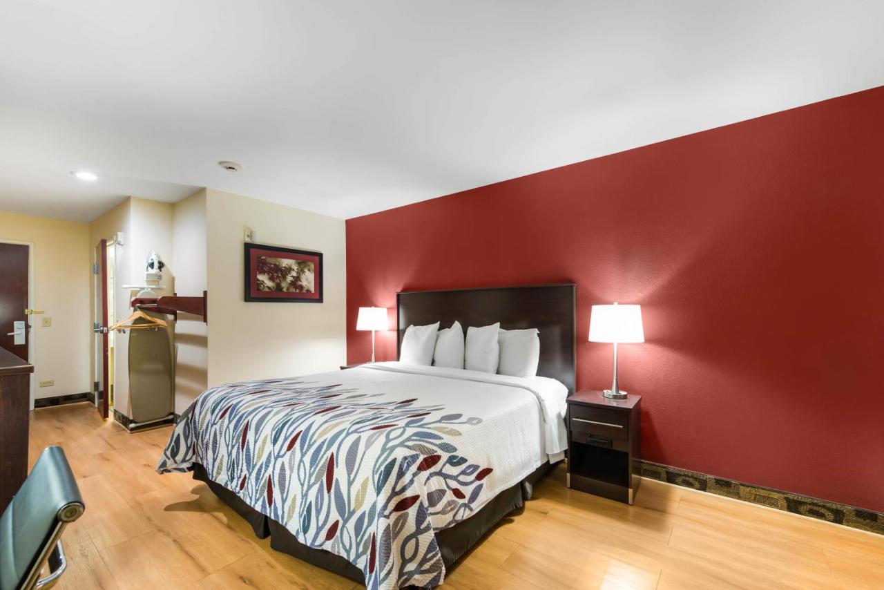 Deluxe King Room - Disability Access/Non-Smoking at Econo Lodge Inn & Suites
