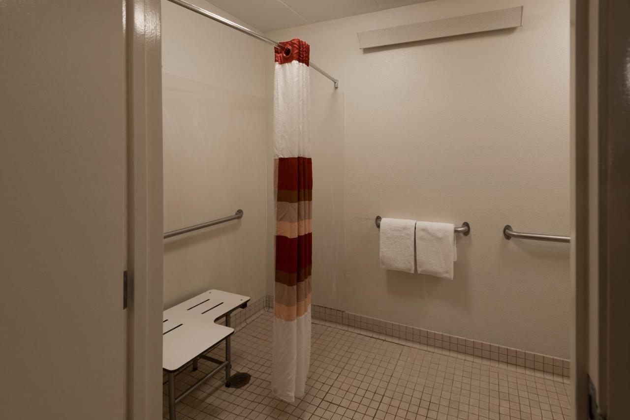 Superior King Room Disability Access Roll-ln Shower Smoke Free at Red Roof Inn PLUS+ Chicago - Willowbrook