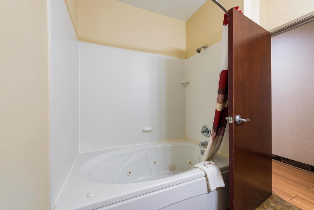Suite King Room with Spa Bath - Non-Smoking at Econo Lodge Inn & Suites