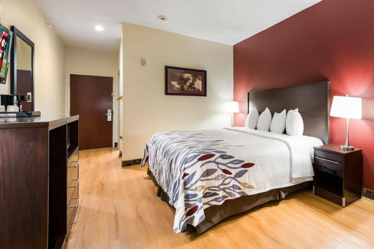 Suite King Room with Spa Bath - Non-Smoking at Econo Lodge Inn & Suites