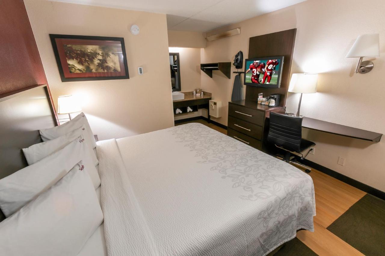Standard King Room Smoke Free at Red Roof Inn PLUS+ Chicago - Willowbrook