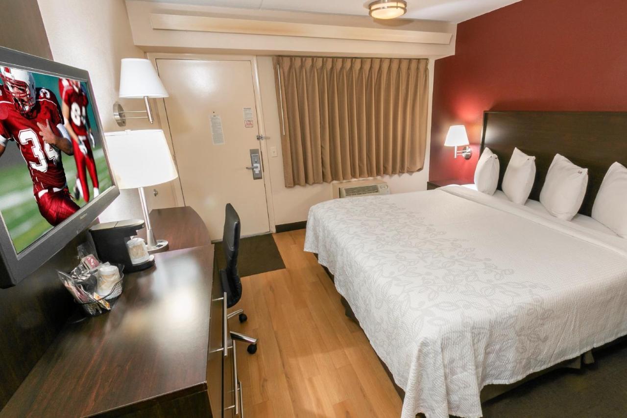 Standard King Room Smoke Free at Red Roof Inn PLUS+ Chicago - Willowbrook