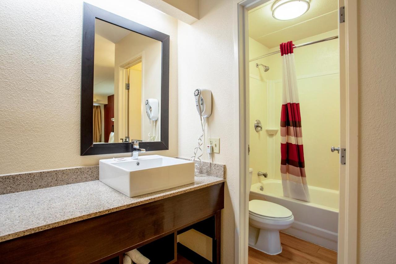 Superior King Room Smoke Free at Red Roof Inn PLUS+ Chicago - Willowbrook