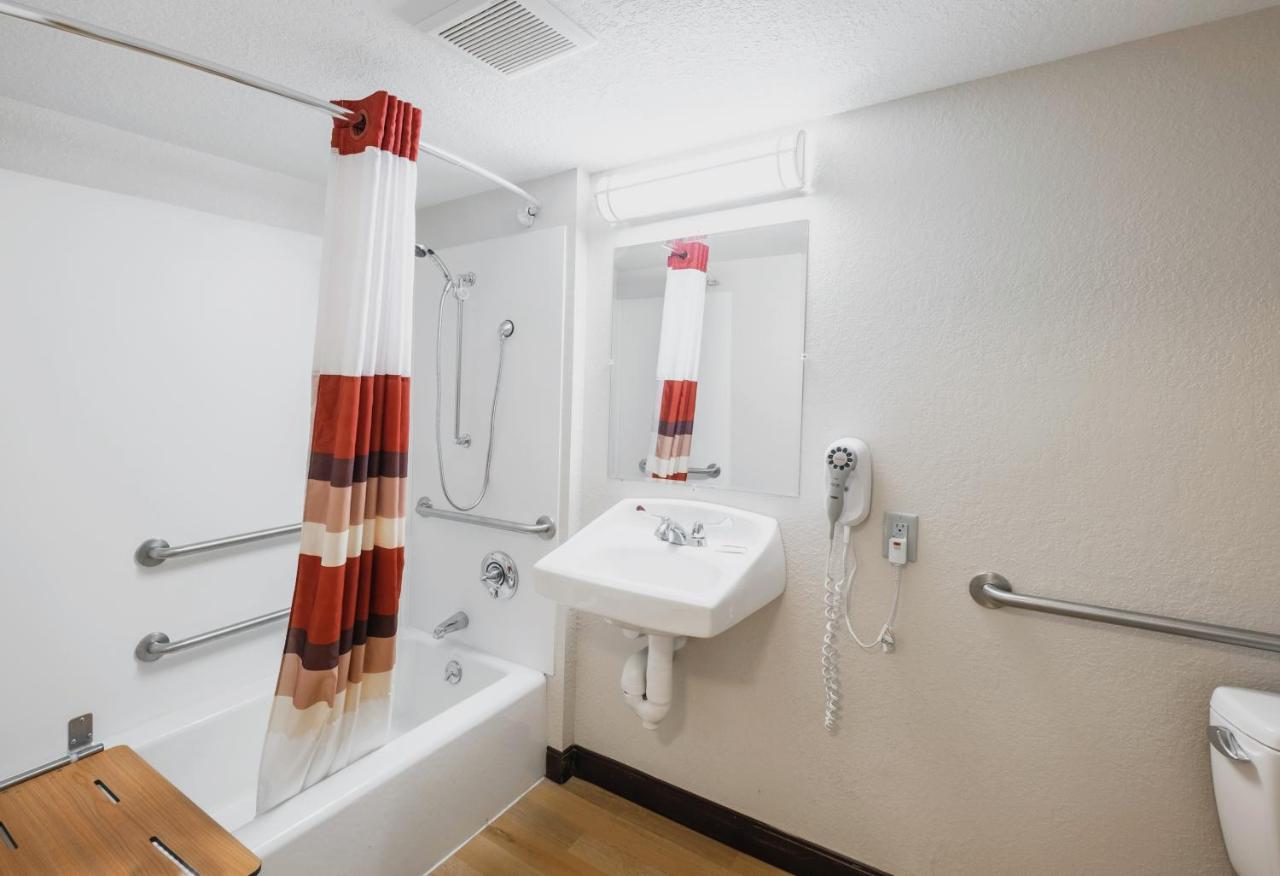 | Red Roof Inn PLUS+ South Deerfield - Amherst