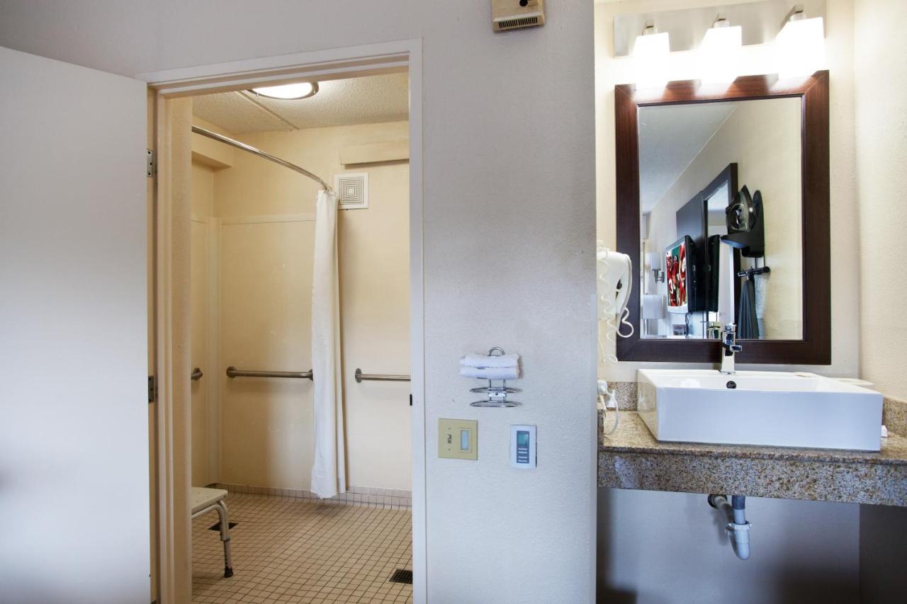 Deluxe King Room Disability Access Roll-In Shower Smoke Free at Red Roof Inn PLUS+ Nashville South - Fairgrounds