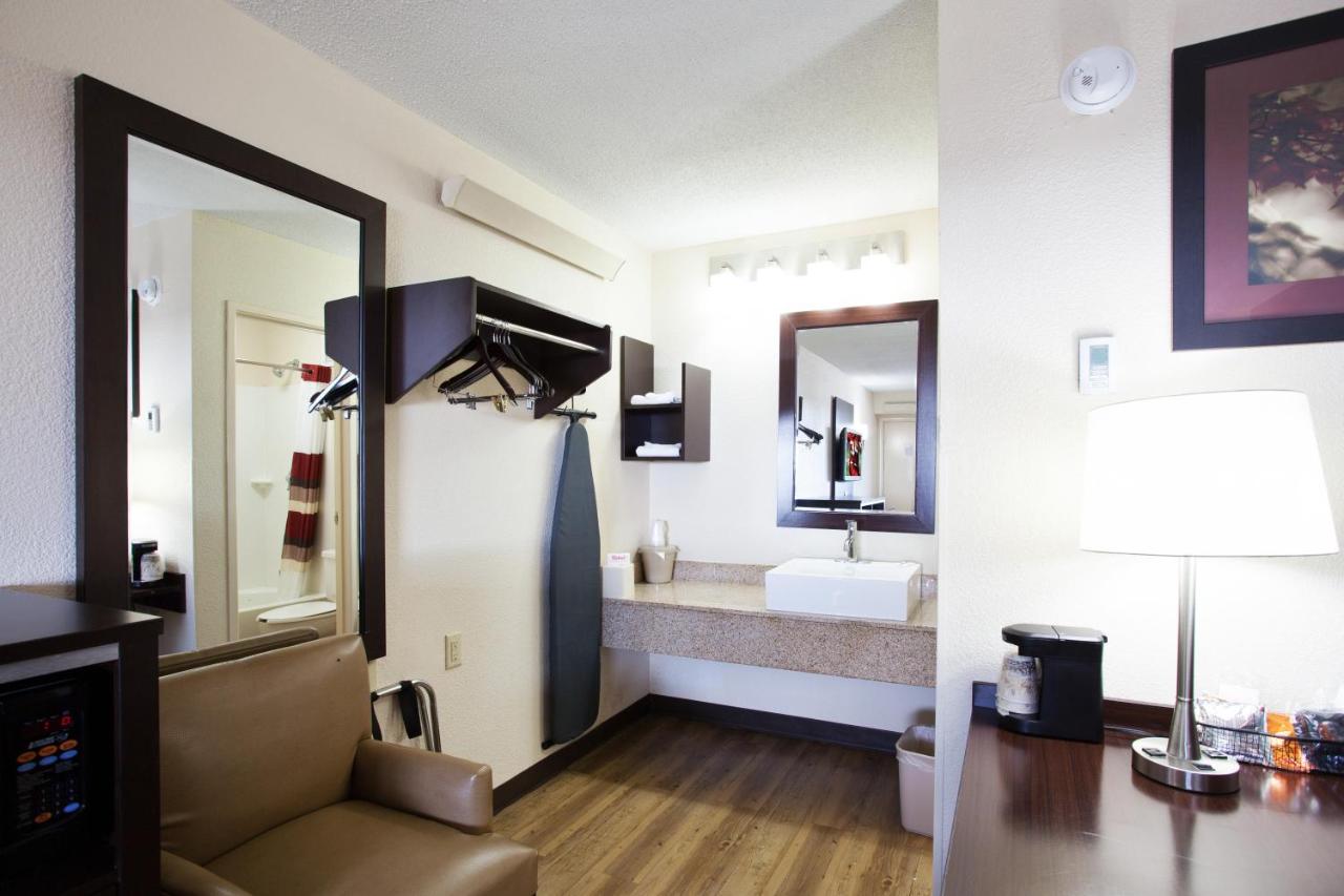 Premium King Room Smoke Free (Upgraded Bedding & Snack) at Red Roof Inn PLUS+ Nashville South - Fairgrounds