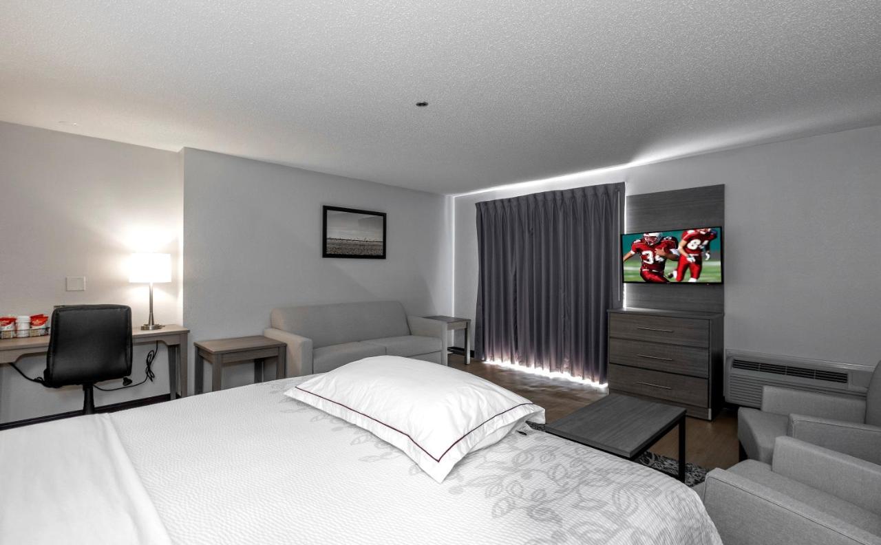 Premium King Room Poolside Disability Access Smoke Free (Upgraded Bedding and Snack Box) at Red Roof Inn PLUS+ Boston - Mansfield/ Foxboro