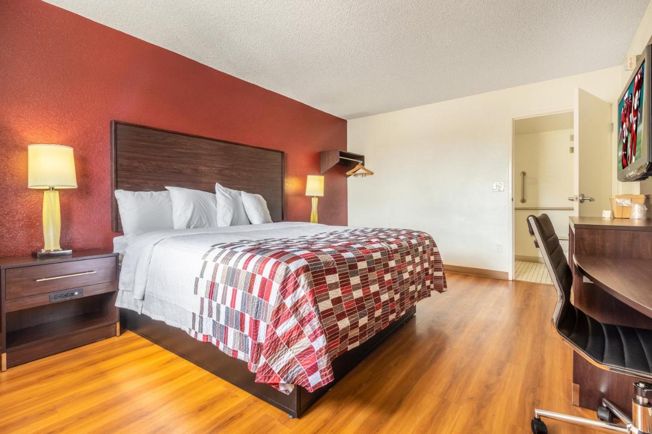 Deluxe King Room Disability Access Roll-In Shower Non-Smoking at Red Roof Inn Phoenix - Midtown