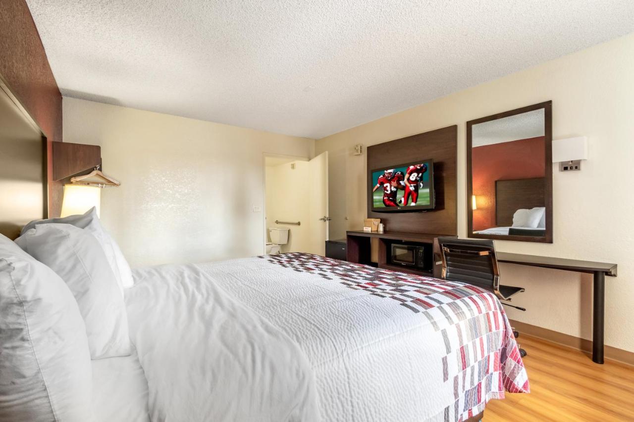 Deluxe King Room Disability Access Roll-In Shower Non-Smoking at Red Roof Inn Phoenix - Midtown