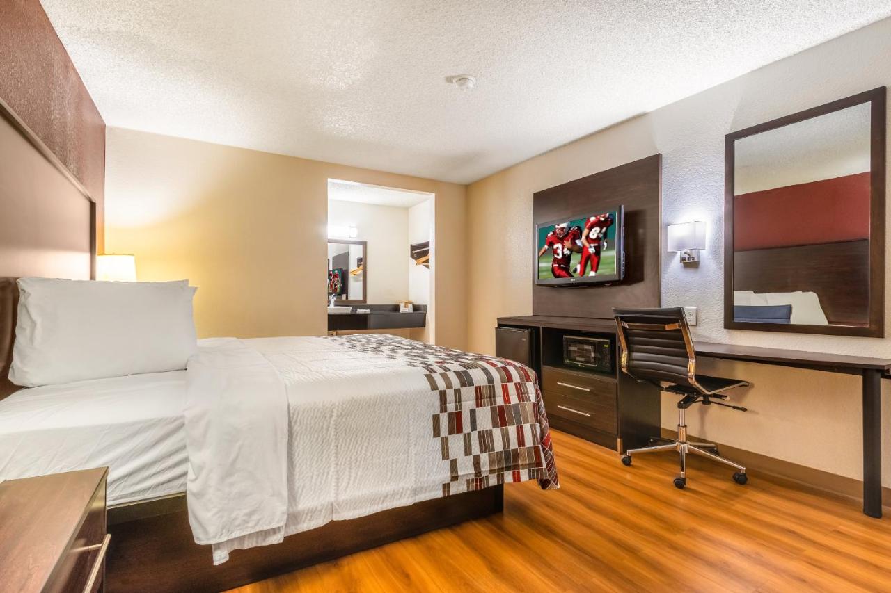 Deluxe King Room Non-Smoking at Red Roof Inn Phoenix - Midtown