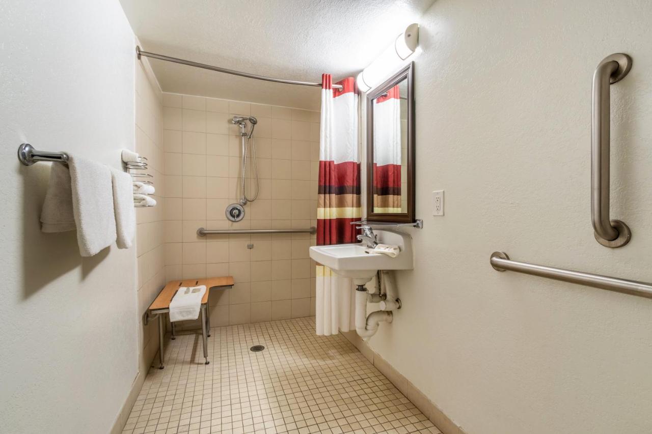 Deluxe King Room Disability Access Roll-In Shower Non-Smoking at Red Roof Inn Phoenix - Midtown