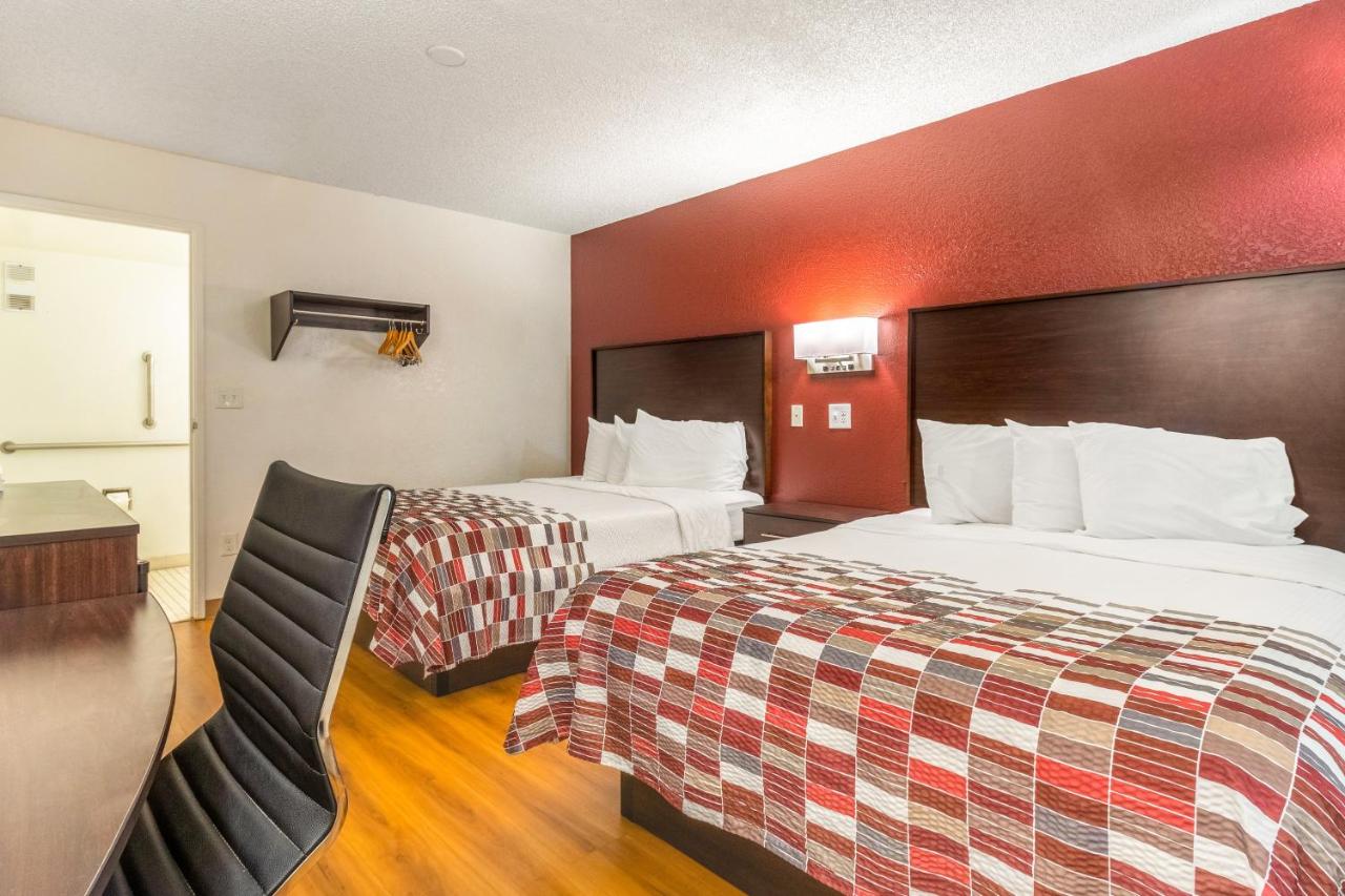 Deluxe Room with Two Double Beds Disability Access Roll-In Shower Non-Smoking at Red Roof Inn Phoenix - Midtown