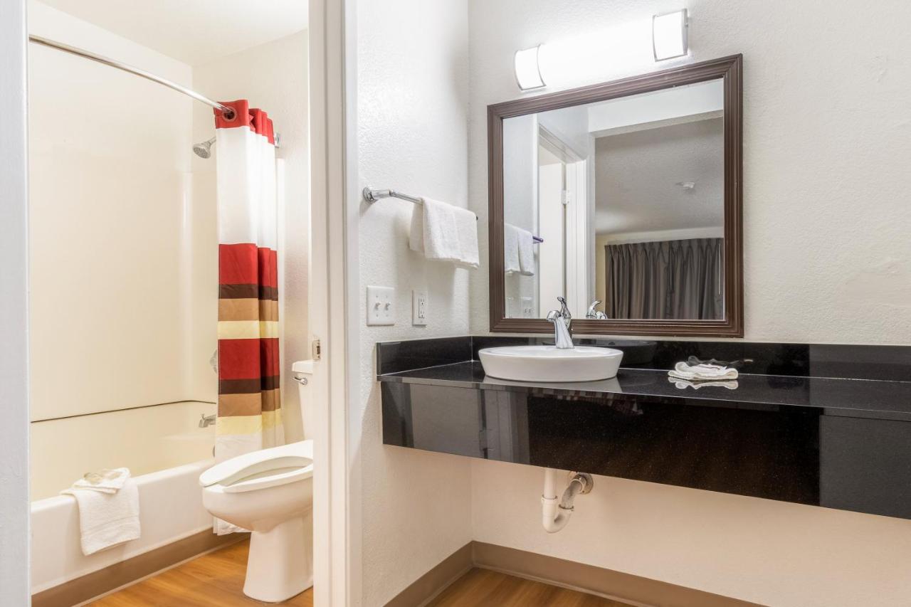 Deluxe King Room Non-Smoking at Red Roof Inn Phoenix - Midtown