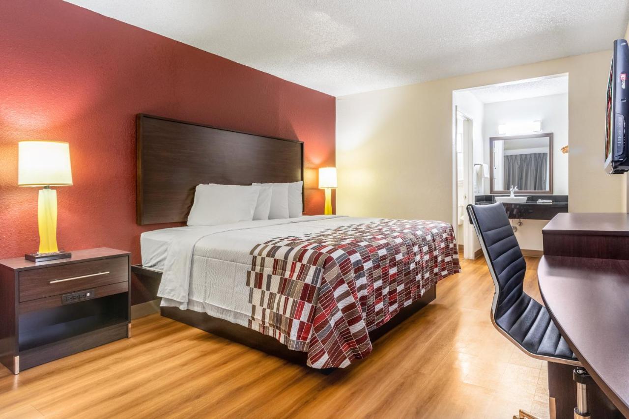 Deluxe King Room Non-Smoking at Red Roof Inn Phoenix - Midtown
