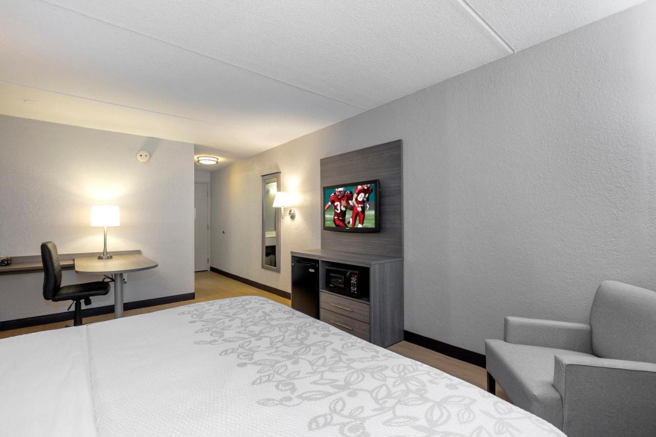 Superior King Room Disability Access Roll-ln Shower Smoke Free at Red Roof Inn PLUS+ Boston - Mansfield/ Foxboro