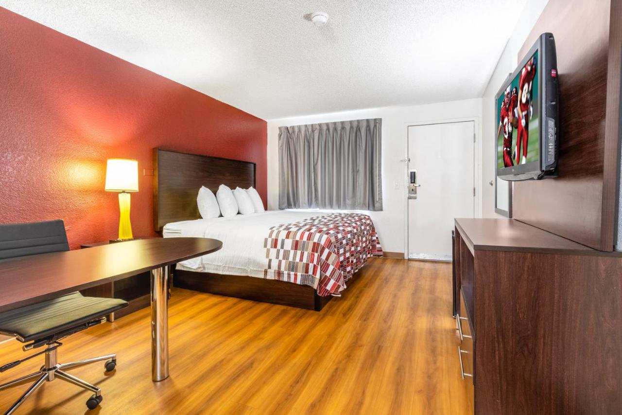 Superior King Room Non-Smoking at Red Roof Inn Phoenix - Midtown