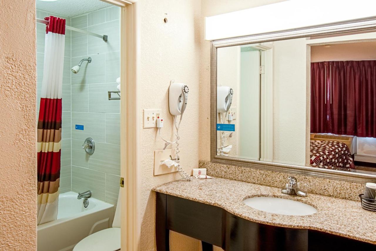 Superior King Room Non-Smoking at Red Roof Inn Battle Creek
