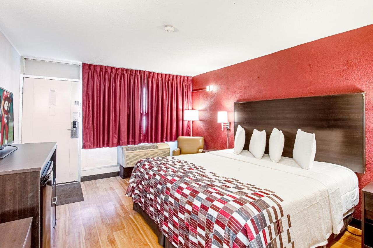 Superior Room with One Queen Bed with Kitchenette Non-Smoking at Red Roof Inn Battle Creek