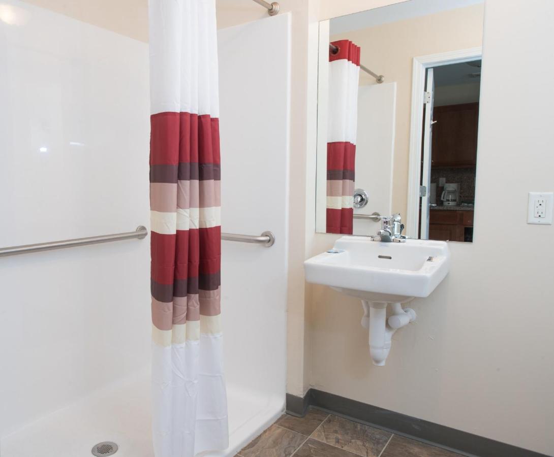 Suite King with Kitchen Disability Access Roll-In Shower Non-Smoking at Red Roof Inn & Suites Dickinson