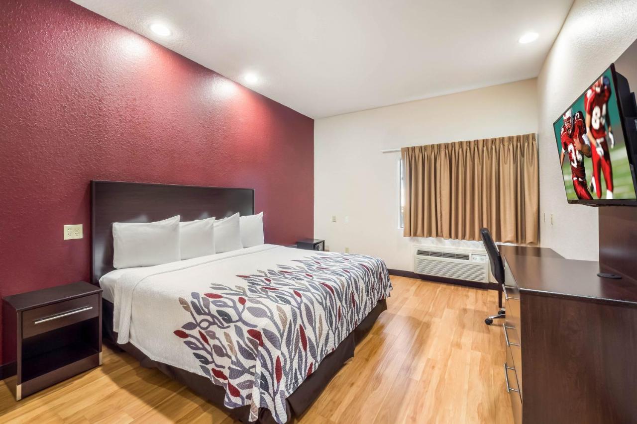 Standard King Room - Disability Access/Roll-In Shower Smoke Free at Red Roof Inn Ocala
