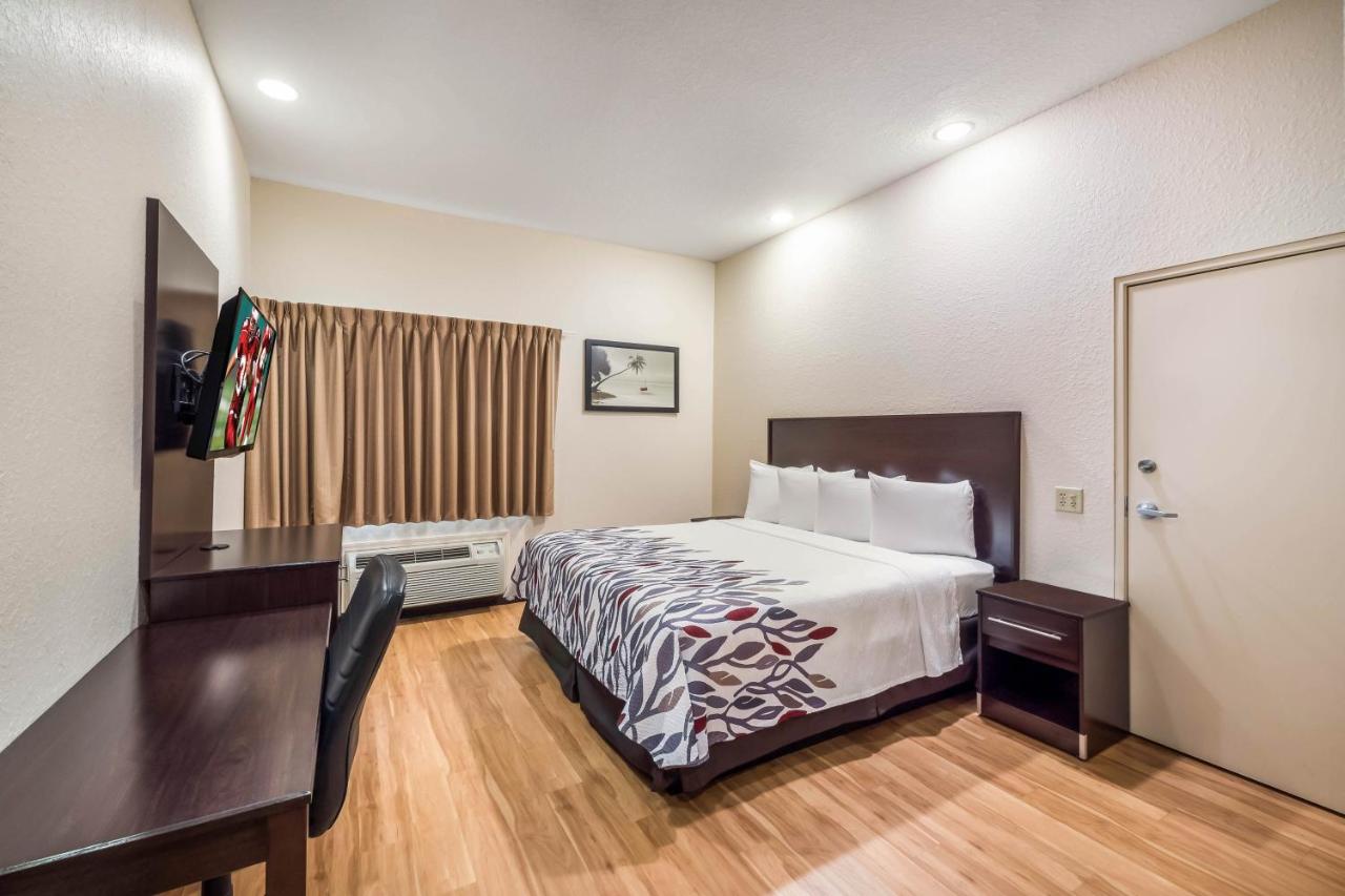 Standard King Room - Disability Access/Roll-In Shower Smoke Free at Red Roof Inn Ocala