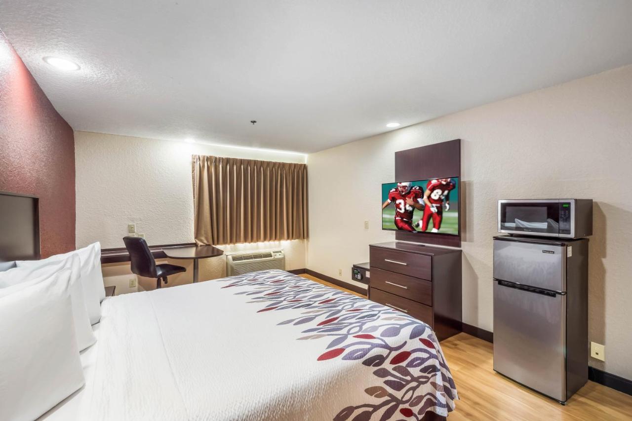 Superior King Room - Smoke Free at Red Roof Inn Ocala
