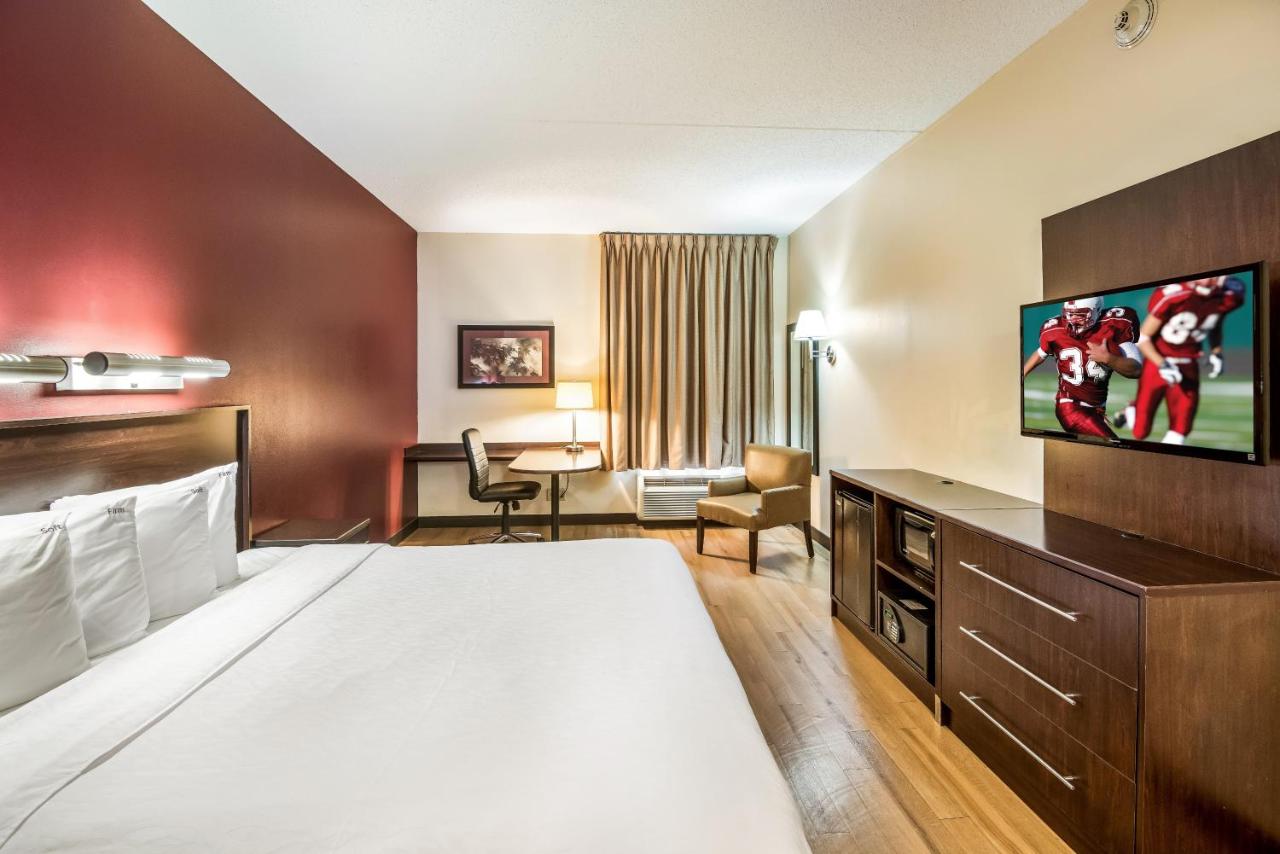 Superior King Room Smoke Free at Red Roof Inn PLUS+ San Antonio Downtown - Riverwalk