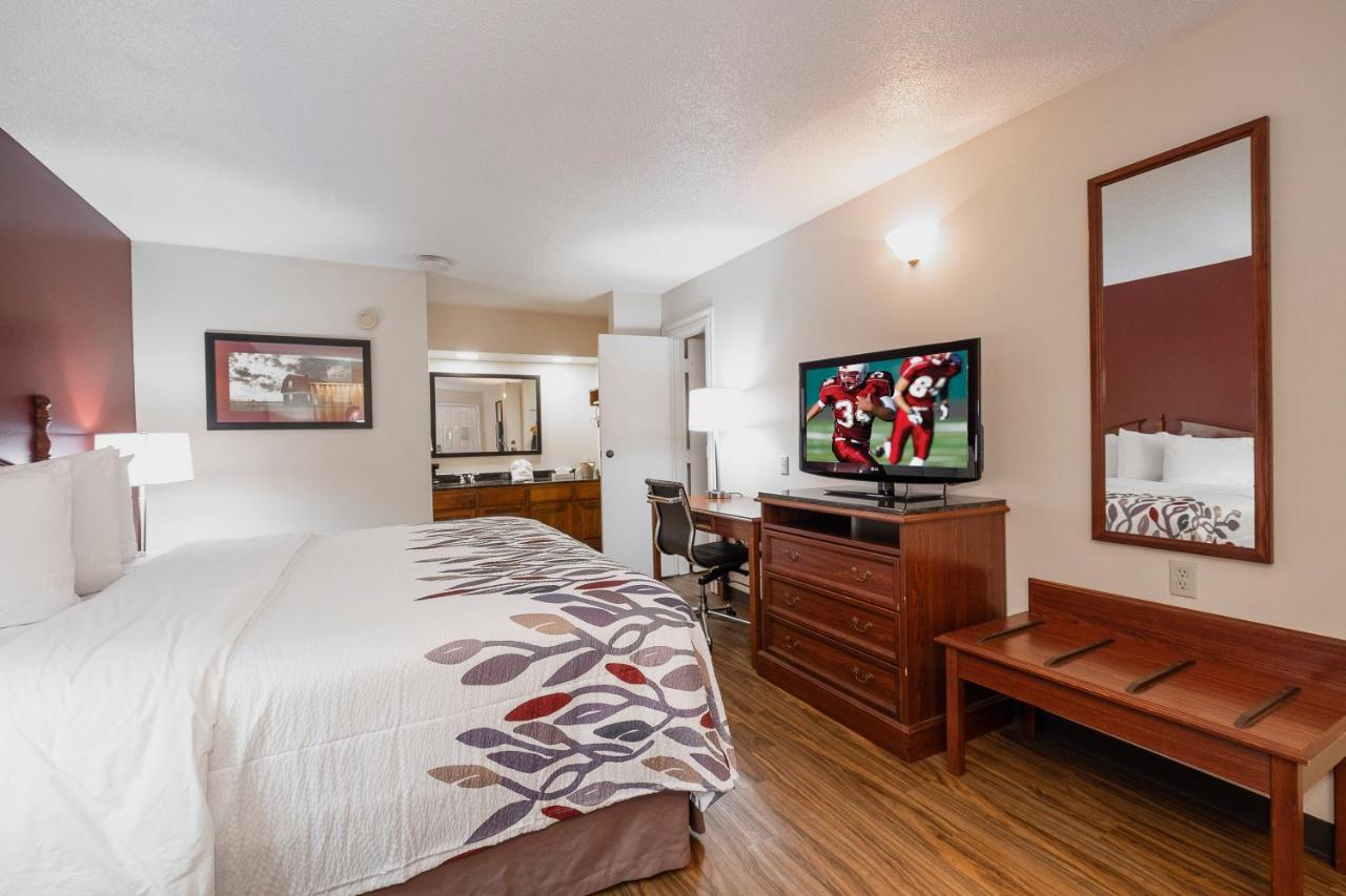 King Suite Non-Smoking at Red Roof Inn & Suites Calhoun