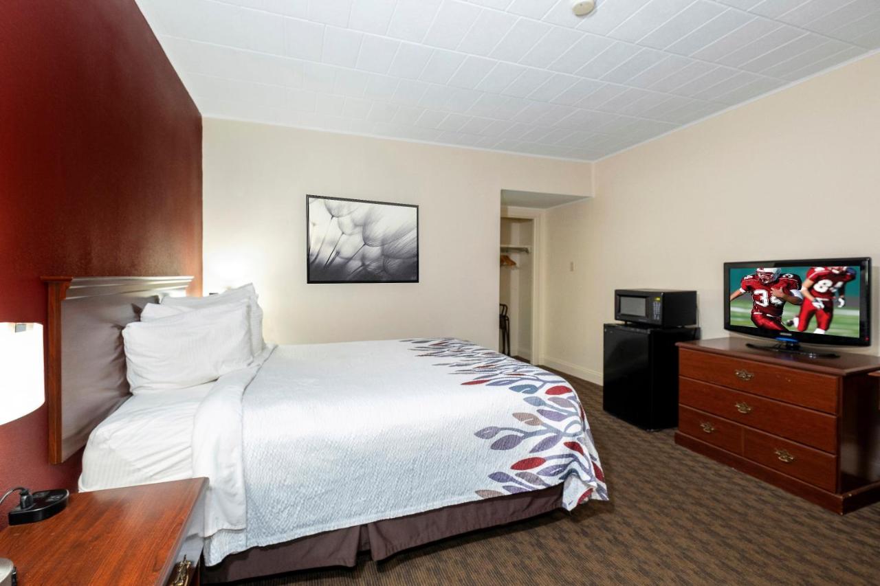 Superior King Room - Smoking at Red Roof Inn & Suites Hazleton