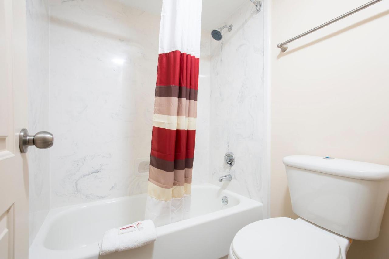 Deluxe King Room on Third Floor Smoke Free at Red Roof Inn PLUS+ Birmingham East - Irondale/ Airport