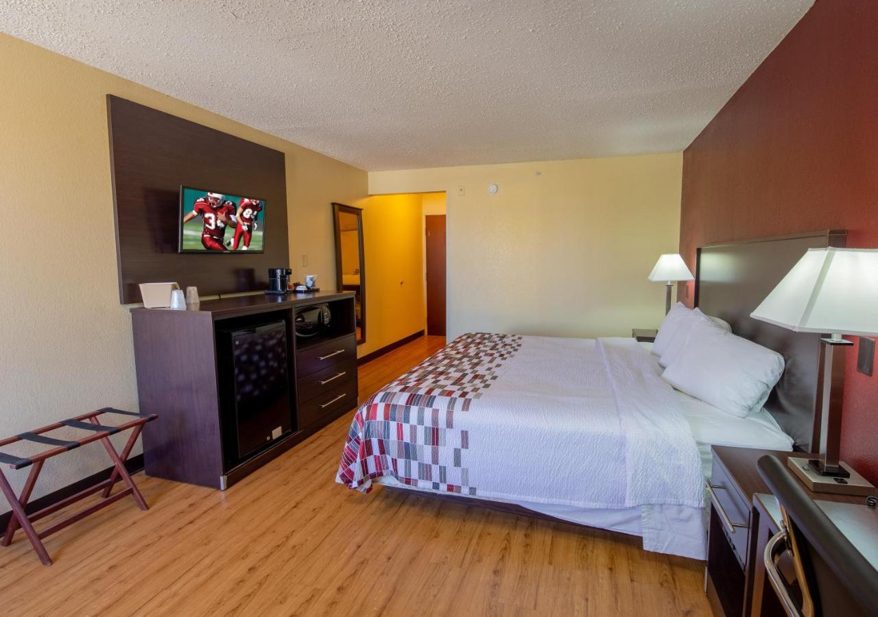 Superior King Room Non-Smoking at Red Roof Inn & Suites Indianapolis Airport