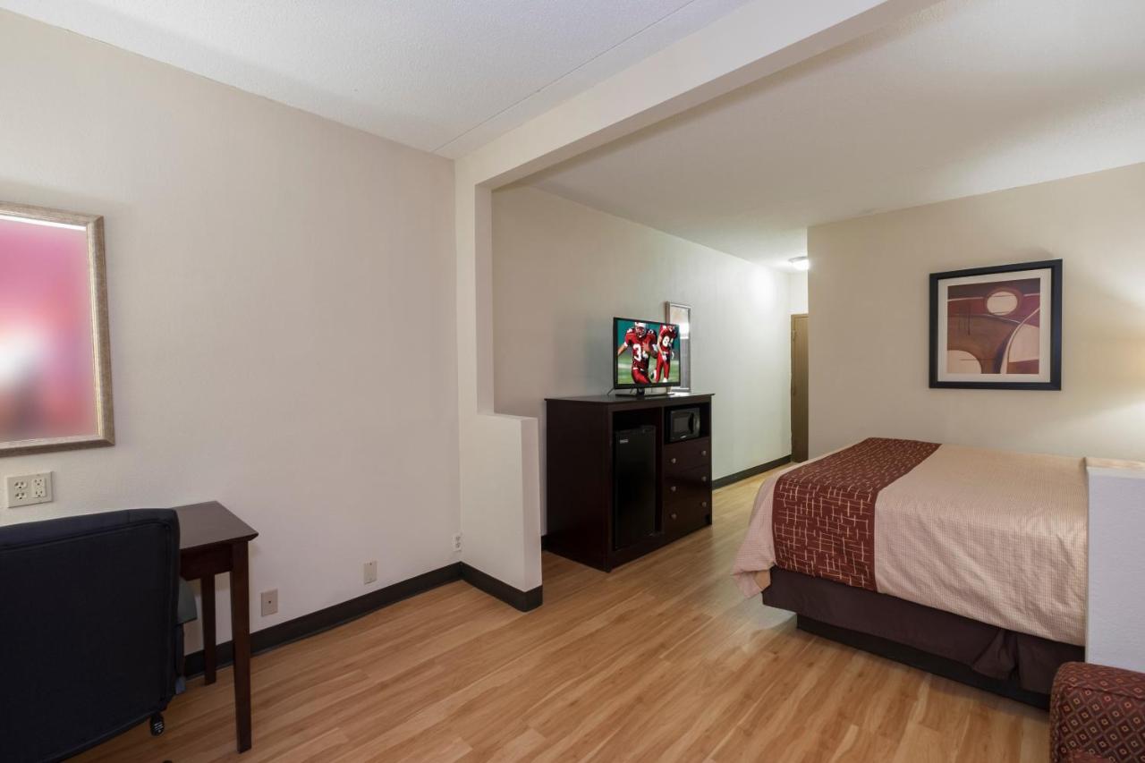 Superior King Suite - Non-Smoking at Red Roof Inn & Suites Cincinnati North - Mason