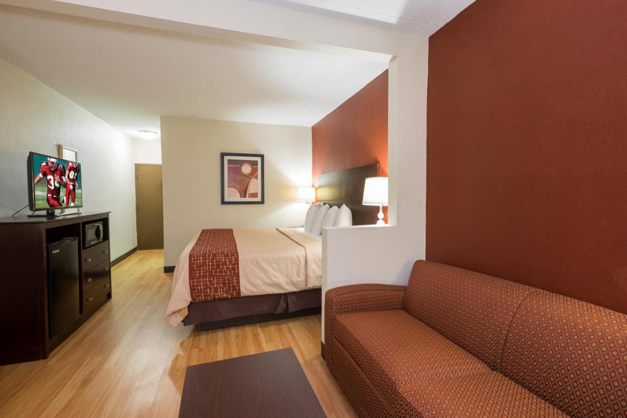 Superior King Suite - Non-Smoking at Red Roof Inn & Suites Cincinnati North - Mason