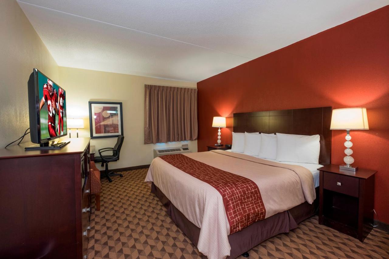 Superior King Suite - Non-Smoking at Red Roof Inn & Suites Cincinnati North - Mason