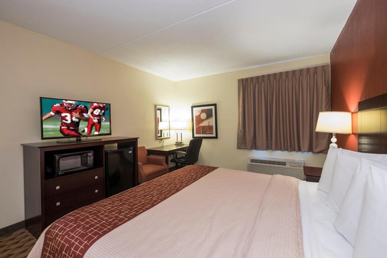 Superior King Suite - Non-Smoking at Red Roof Inn & Suites Cincinnati North - Mason