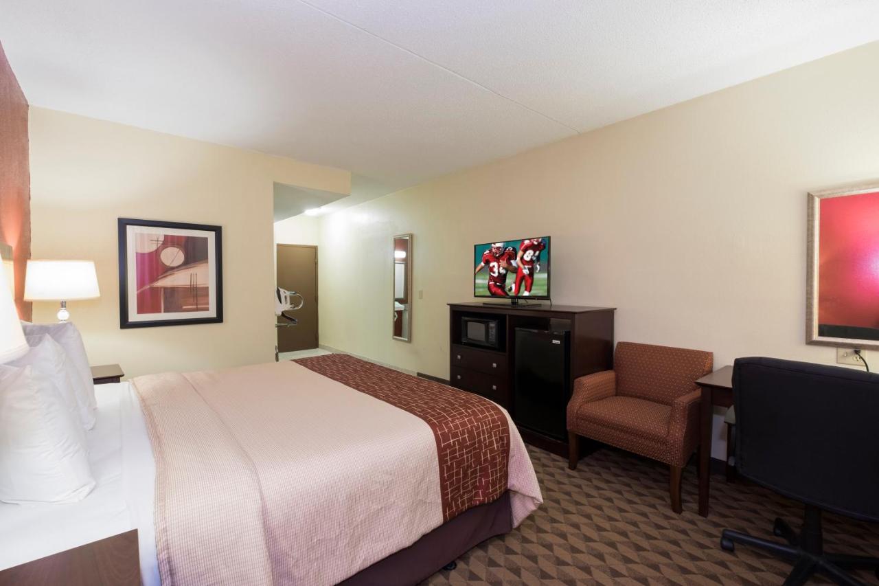 Superior King Suite - Non-Smoking at Red Roof Inn & Suites Cincinnati North - Mason