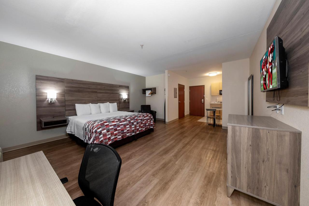 Deluxe King Room - Disability Access/Kitchenette/Non-Smoking at Red Roof Inn Panama City