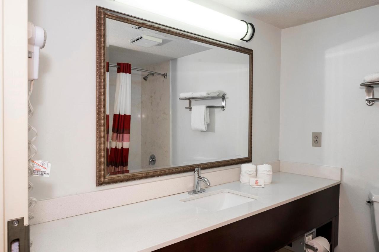 Superior King Room Non-Smoking at Red Roof Inn & Suites Stafford, VA - Quantico