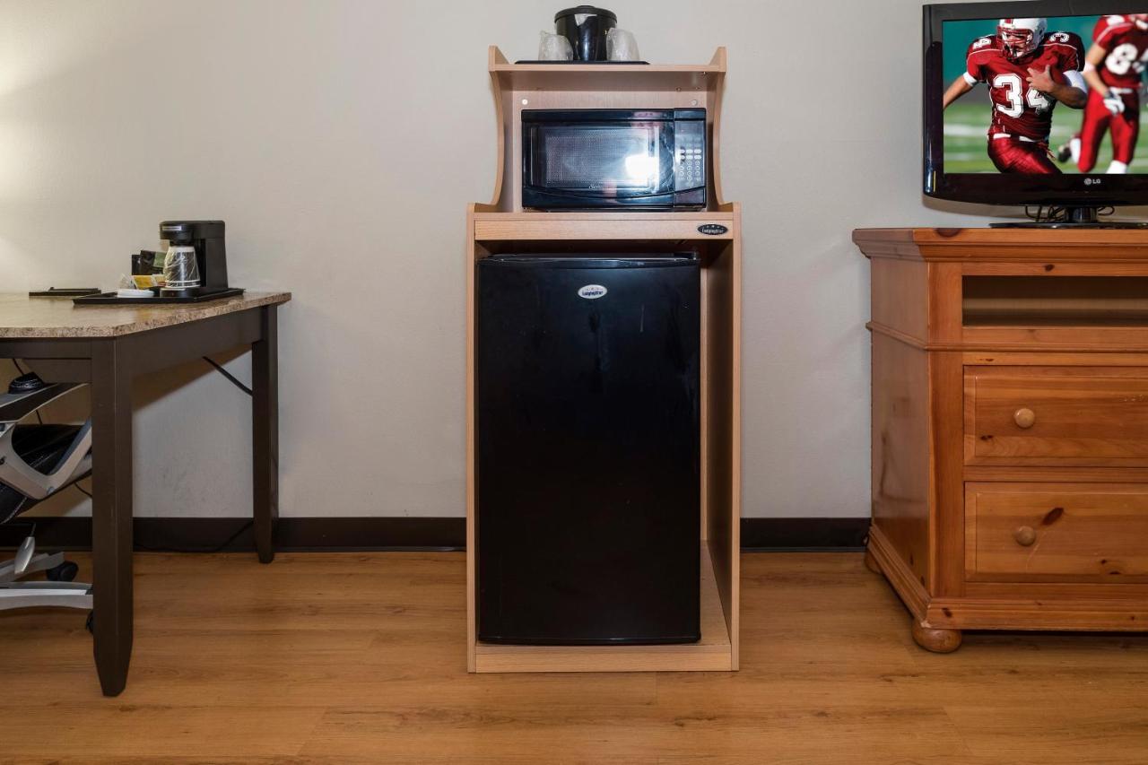Superior King Room Non-Smoking at Red Roof Inn & Suites Stafford, VA - Quantico