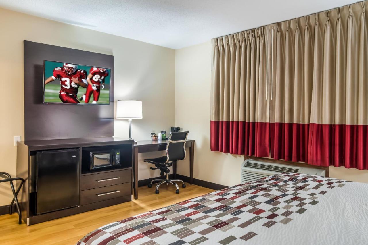 Deluxe King Room Non-Smoking at Red Roof Inn Chicago - Alsip