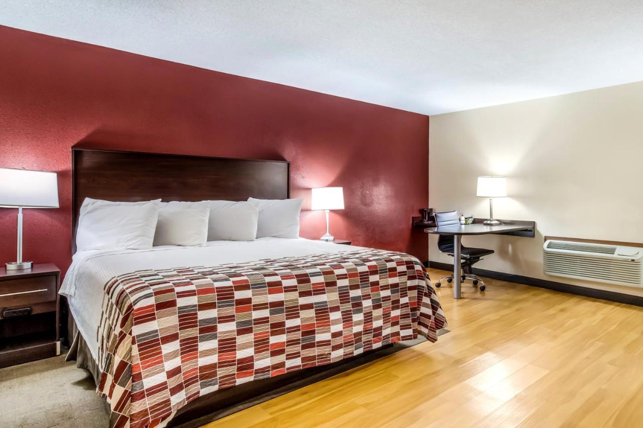 Superior King Room Non-Smoking at Red Roof Inn Chicago - Alsip