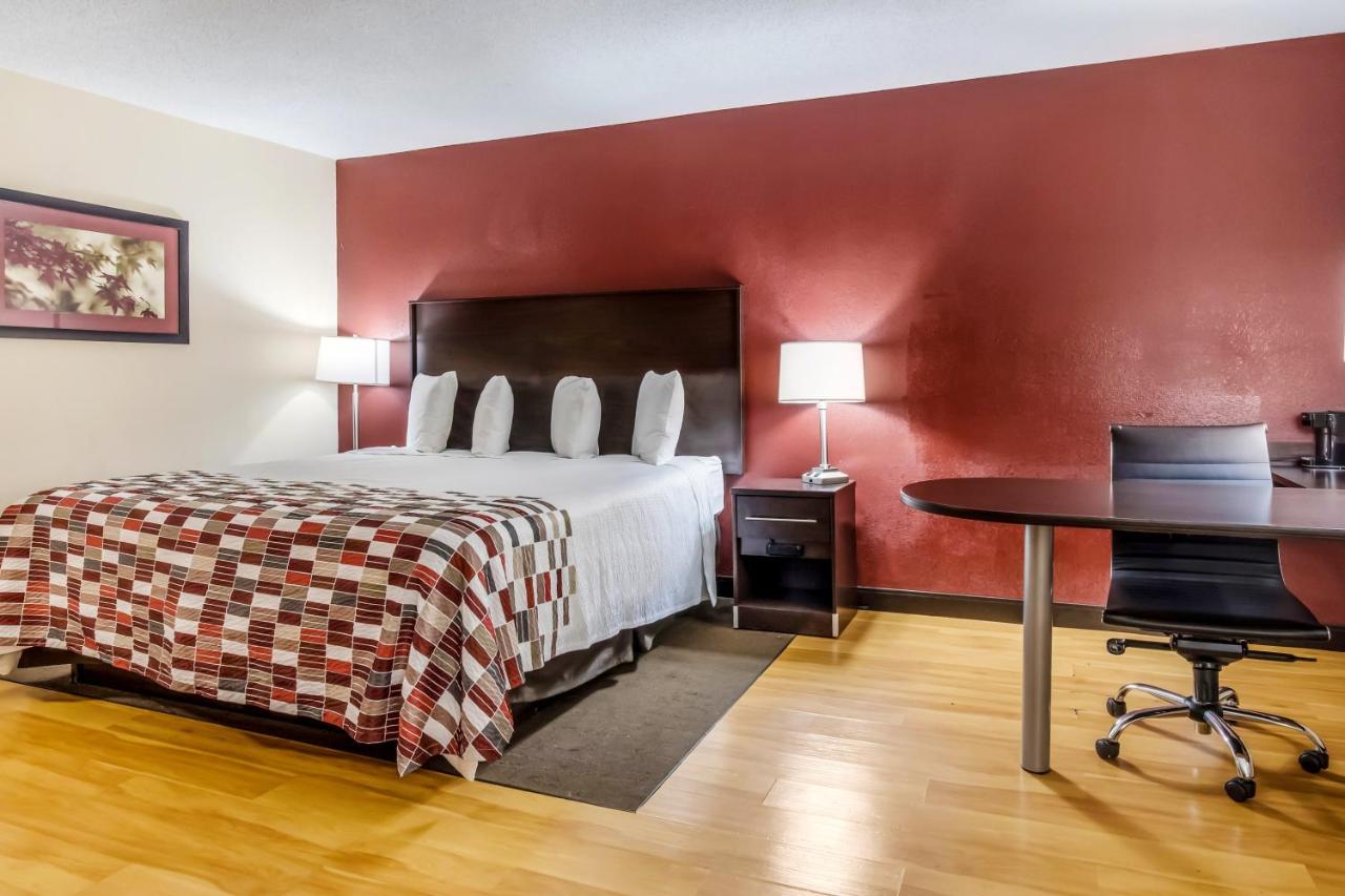 Superior King Room Non-Smoking at Red Roof Inn Chicago - Alsip