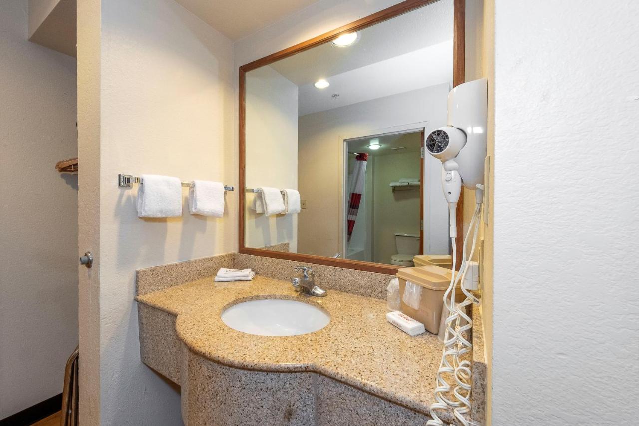 Deluxe Double Room with Two Double Beds Smoking at Red Roof Inn & Suites Biloxi - Ocean Springs