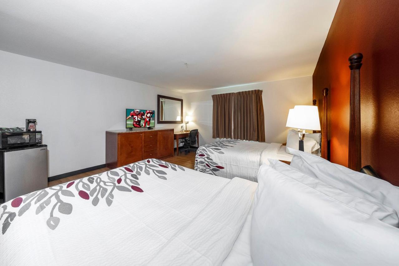 Deluxe Double Room with Two Double Beds Smoking at Red Roof Inn & Suites Biloxi - Ocean Springs