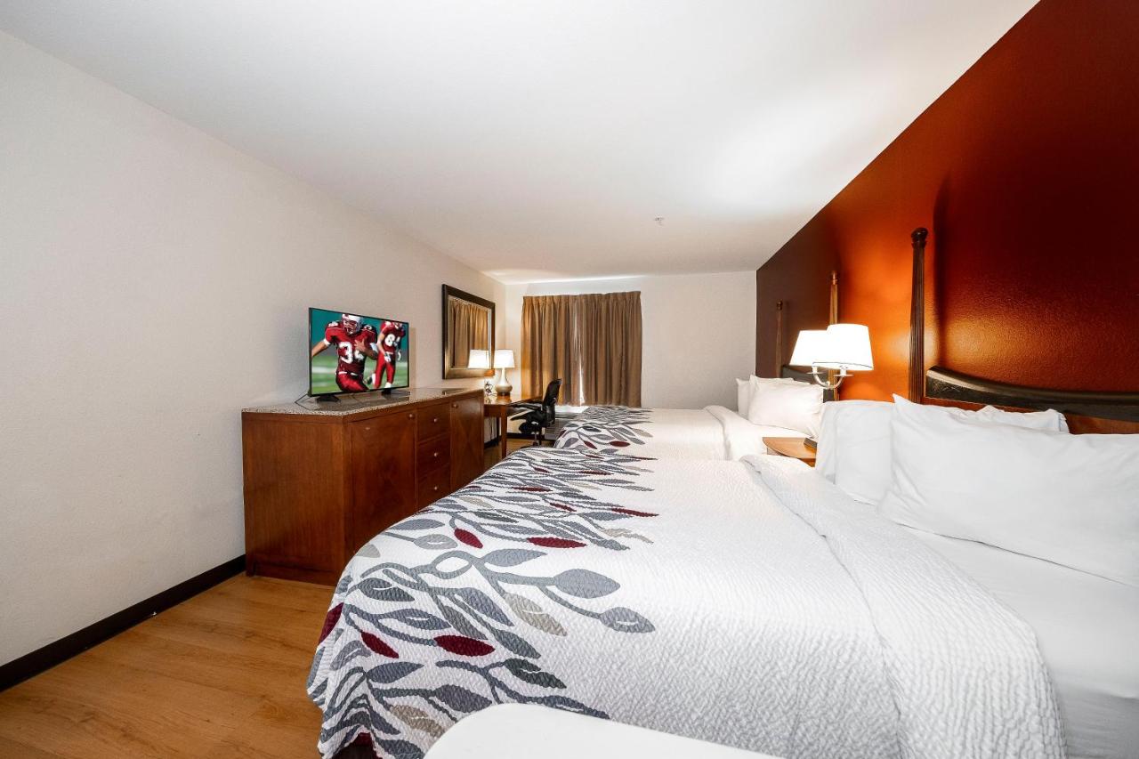 Deluxe Double Room with Two Double Beds Smoking at Red Roof Inn & Suites Biloxi - Ocean Springs