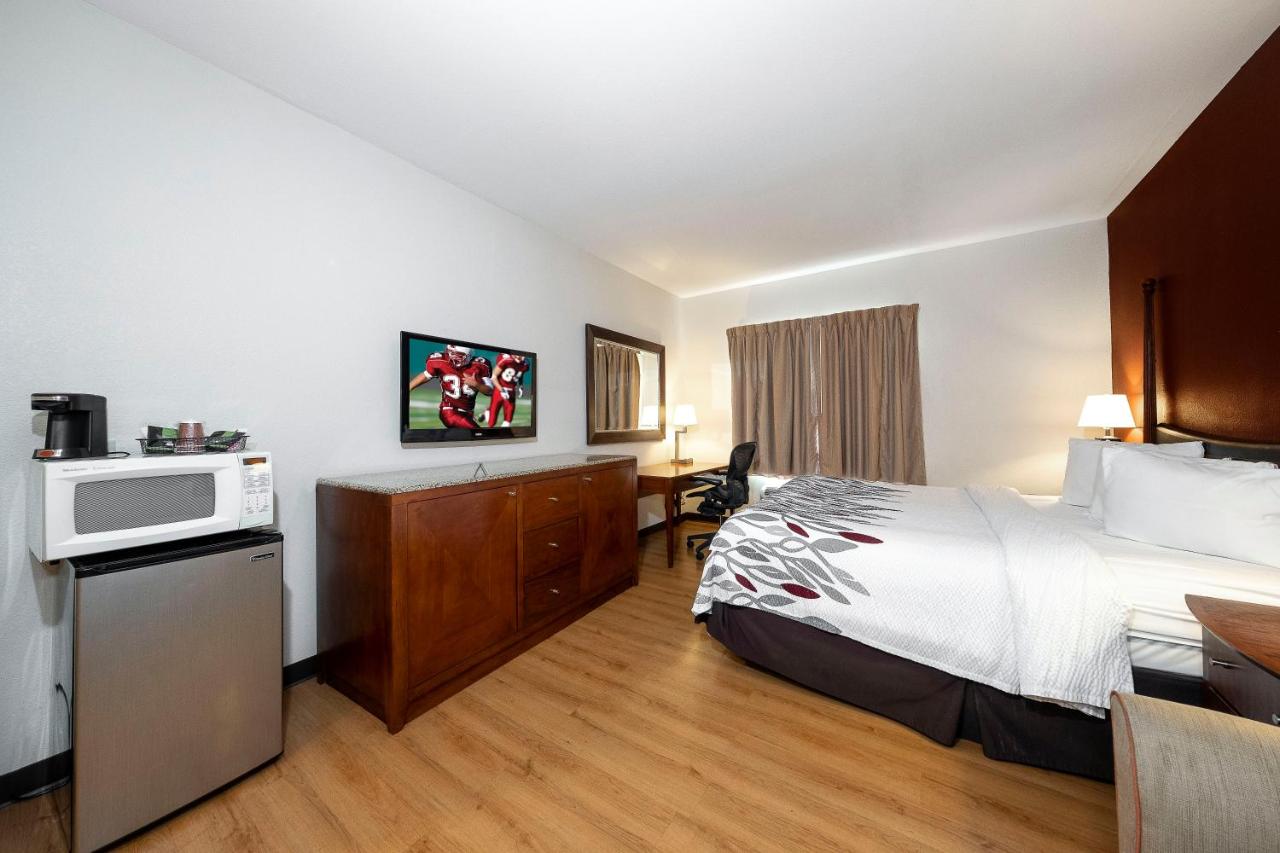 Superior King Room - Non-Smoking at Red Roof Inn & Suites Biloxi - Ocean Springs